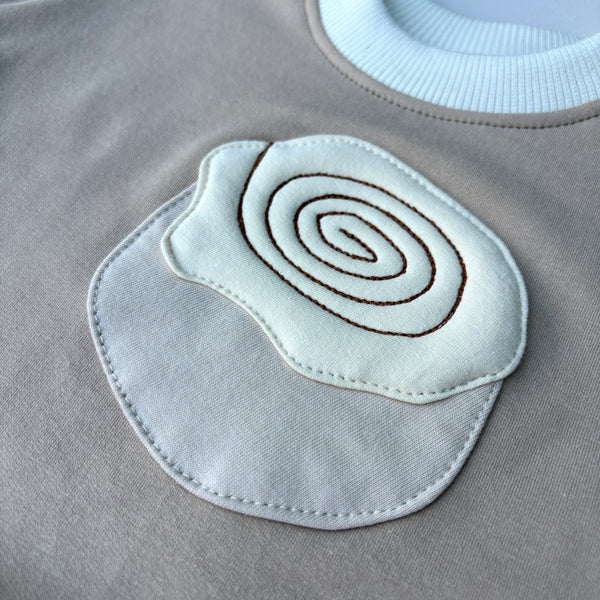 Cinnamon scroll sweatshirt - latte